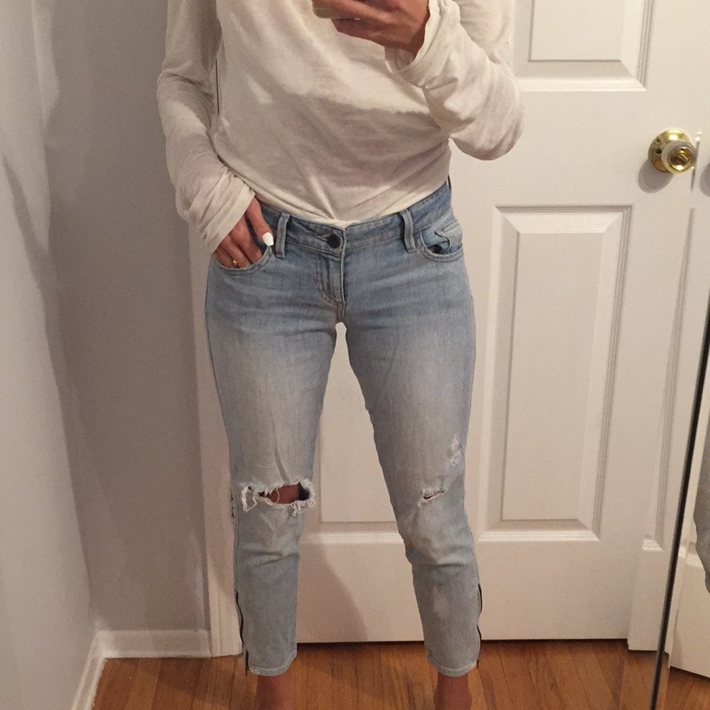 Low rise guess jeans (ripped knee)